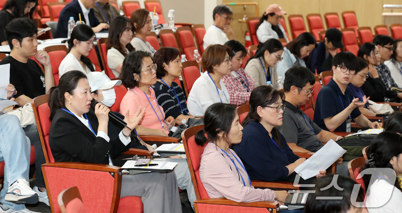 (부산=뉴스1) 윤일지 기자 = 10일 오후 부산 영도구 한국해양과학기술원 대강당에서 열린 해양수산 일자리 창출을 위한 '2026 국민 아이디어 제안대회'에서 현장 국민평가단이 주 …
