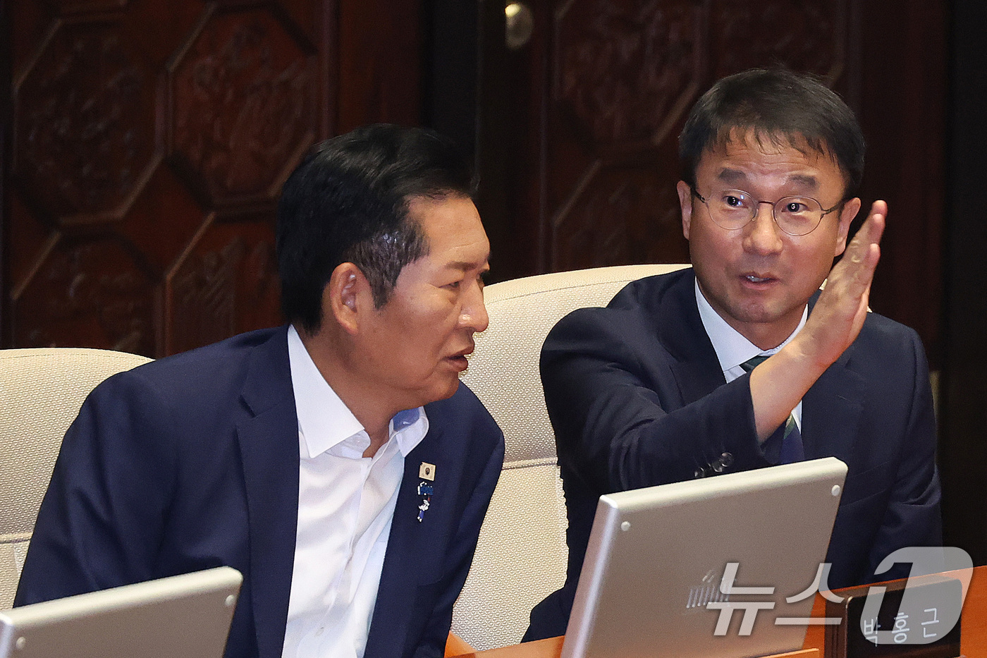 (서울=뉴스1) 신웅수 기자 = 한병도 더불어민주당 원내대표와 정청래 의원이 10일 서울 여의도 국회에서 열린 제439회국회(정기회) 제6차 본회의에서 대화하고 있다. 2026.9 …