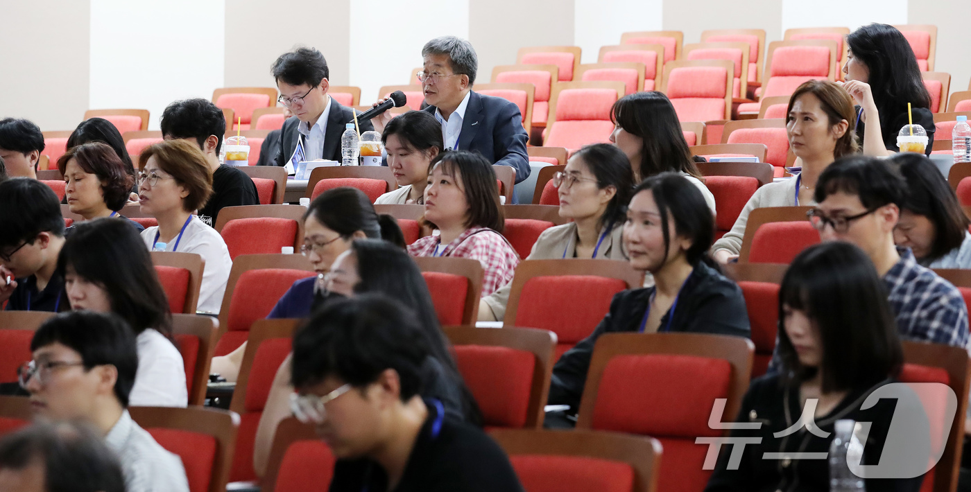 (부산=뉴스1) 윤일지 기자 = 10일 오후 부산 영도구 한국해양과학기술원 대강당에서 열린 해양수산 일자리 창출을 위한 '2026 국민 아이디어 제안대회'에서 심사위원들이 주제 발 …