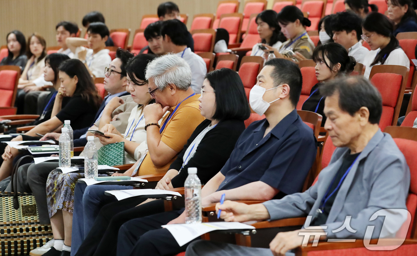 (부산=뉴스1) 윤일지 기자 = 10일 오후 부산 영도구 한국해양과학기술원 대강당에서 열린 해양수산 일자리 창출을 위한 '2026 국민 아이디어 제안대회'에서 현장 국민평가단이 주 …