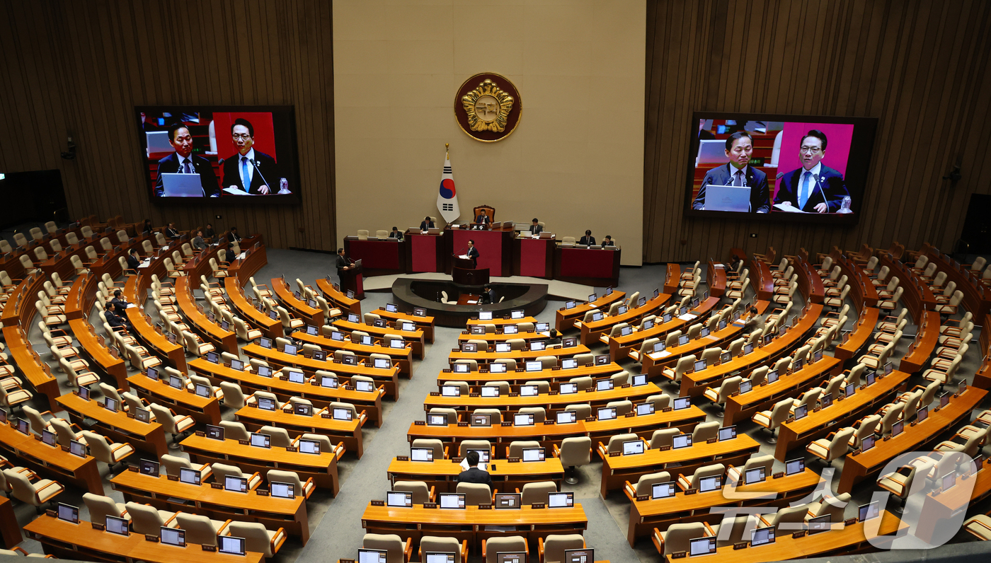 (서울=뉴스1) 황기선 기자 = 10일 오후 서울 여의도 국회에서 열린 제439회국회(정기회) 제6차 본회의 대정부질문(외교·통일·안보)에서 의원들의 빈자리가 보이고 있다. 202 …