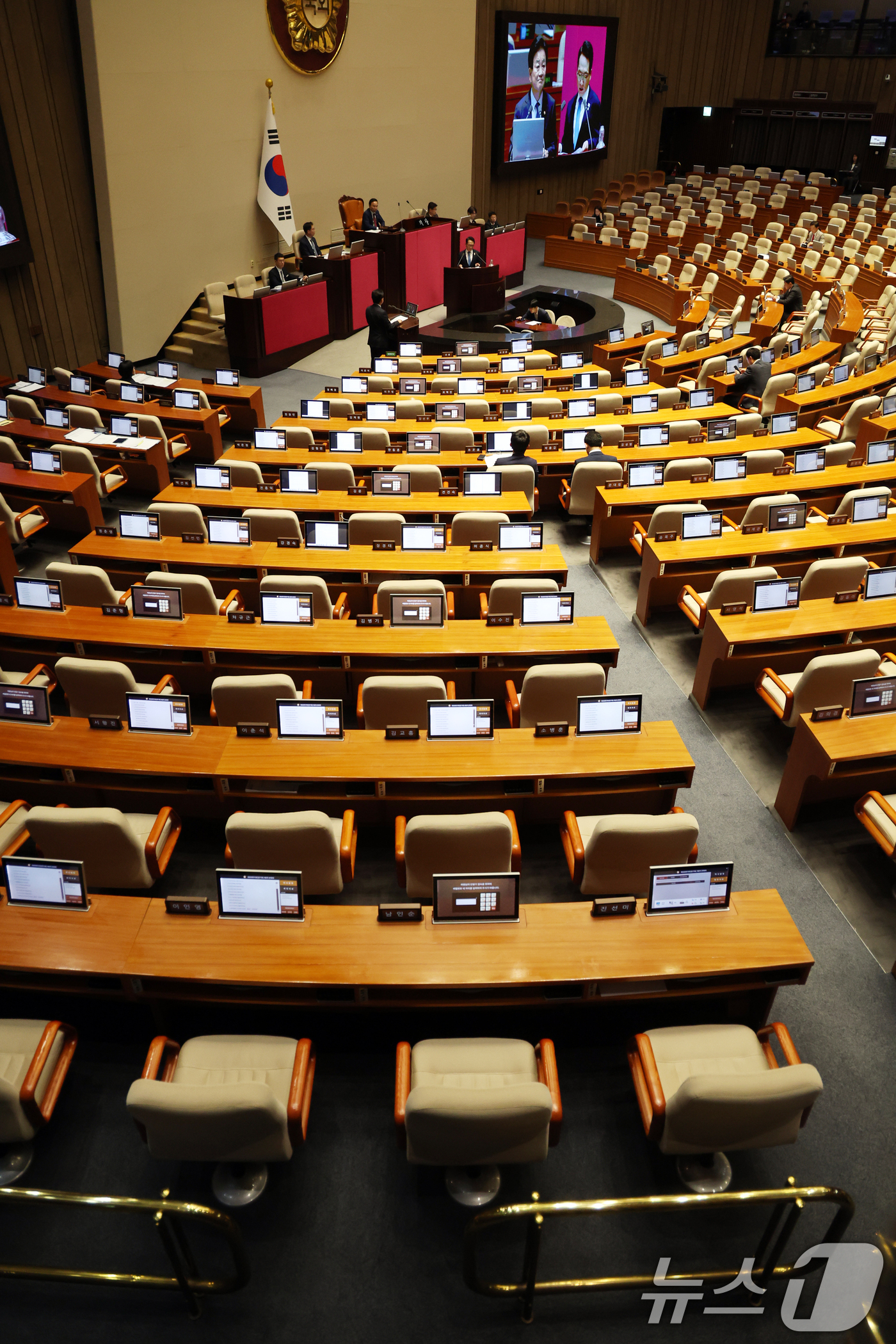 (서울=뉴스1) 황기선 기자 = 10일 오후 서울 여의도 국회에서 열린 제439회국회(정기회) 제6차 본회의 대정부질문(외교·통일·안보)에서 의원들의 빈자리가 보이고 있다. 202 …