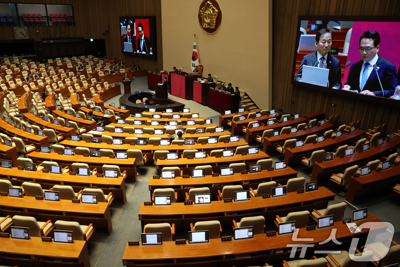 (서울=뉴스1) 황기선 기자 = 10일 오후 서울 여의도 국회에서 열린 제439회국회(정기회) 제6차 본회의 대정부질문(외교·통일·안보)에서 의원들의 빈자리가 보이고 있다. 202 …