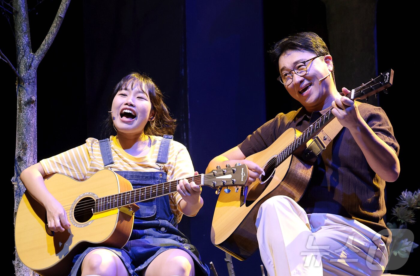 본문 이미지 - 배우 이혜인과 최종현(오른쪽)이 어린이 가족 뮤지컬 '나는 반딧불'에서 열연을 펼치고 있다.  ⓒ 뉴스1 권현진 기자