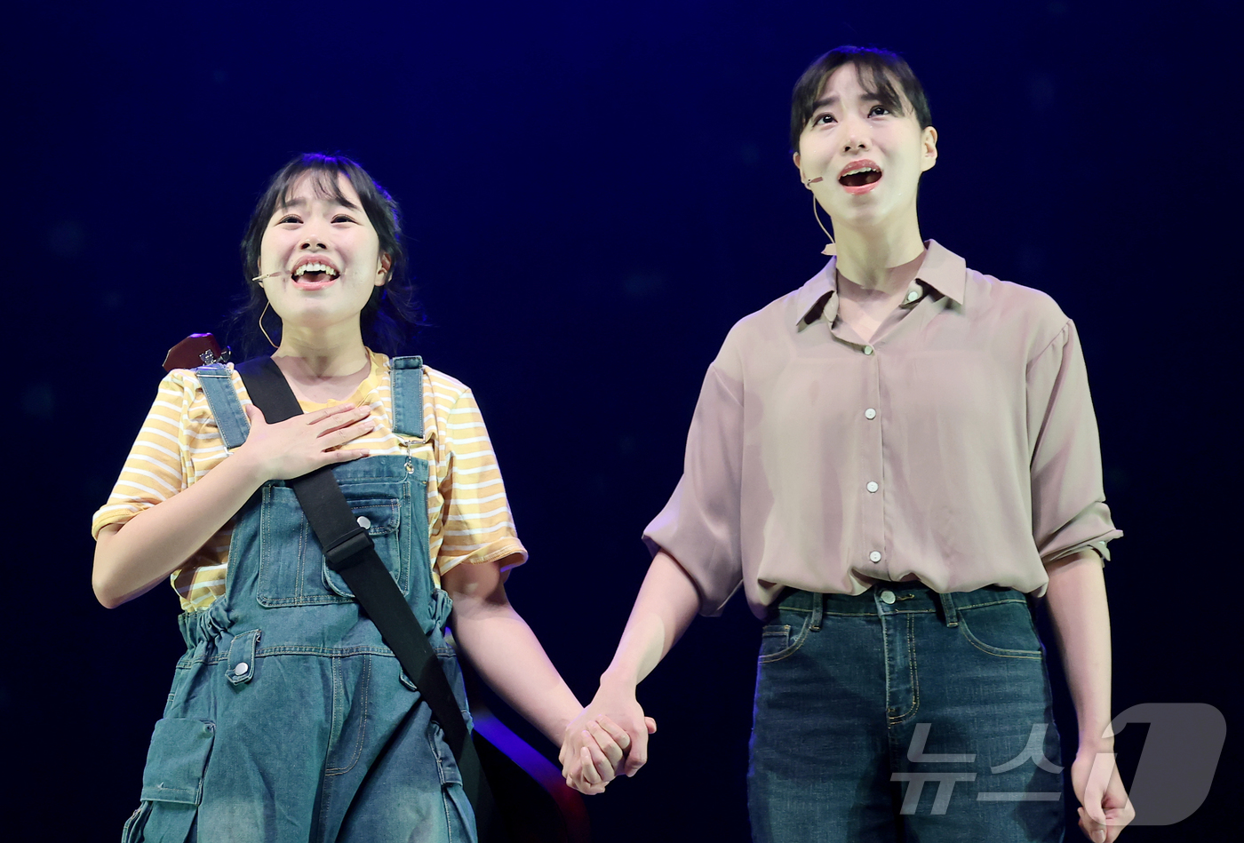 (서울=뉴스1) 권현진 기자 = 배우 이혜인과 최유경(오른쪽)이 10일 오후 서울 강남구 예림당 아트홀에서 열린 어린이 가족 뮤지컬 '나는 반딧불'에서 열연을 펼치고 있다.'나는 …