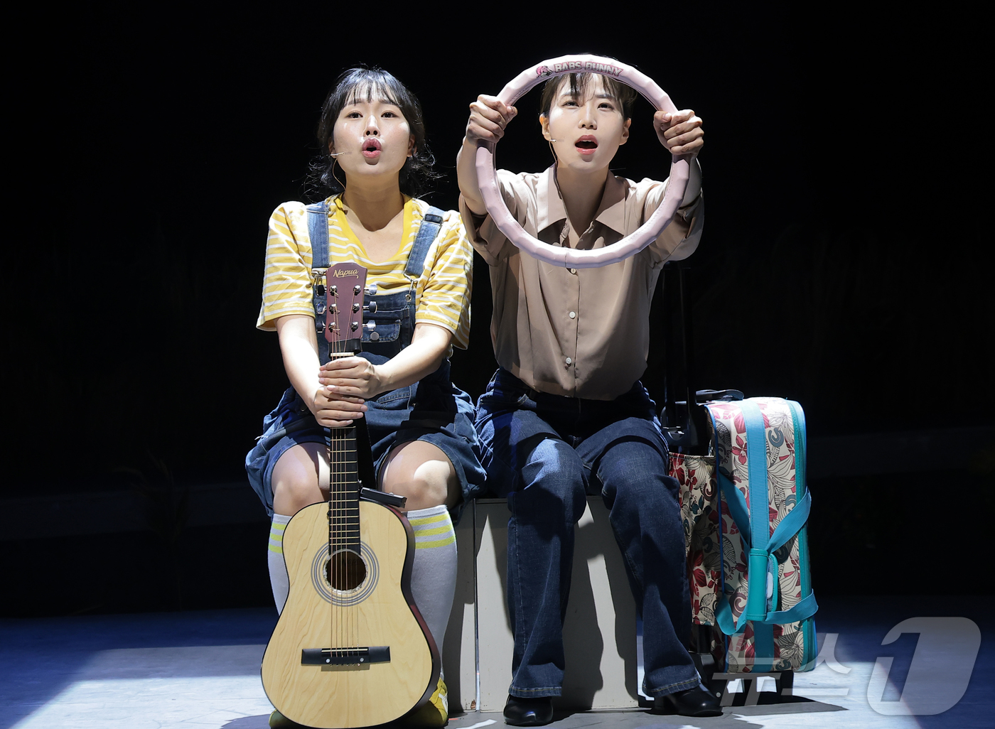 (서울=뉴스1) 권현진 기자 = 배우 이혜인과 최유경(오른쪽)이 10일 오후 서울 강남구 예림당 아트홀에서 열린 어린이 가족 뮤지컬 '나는 반딧불'에서 열연을 펼치고 있다.'나는 …