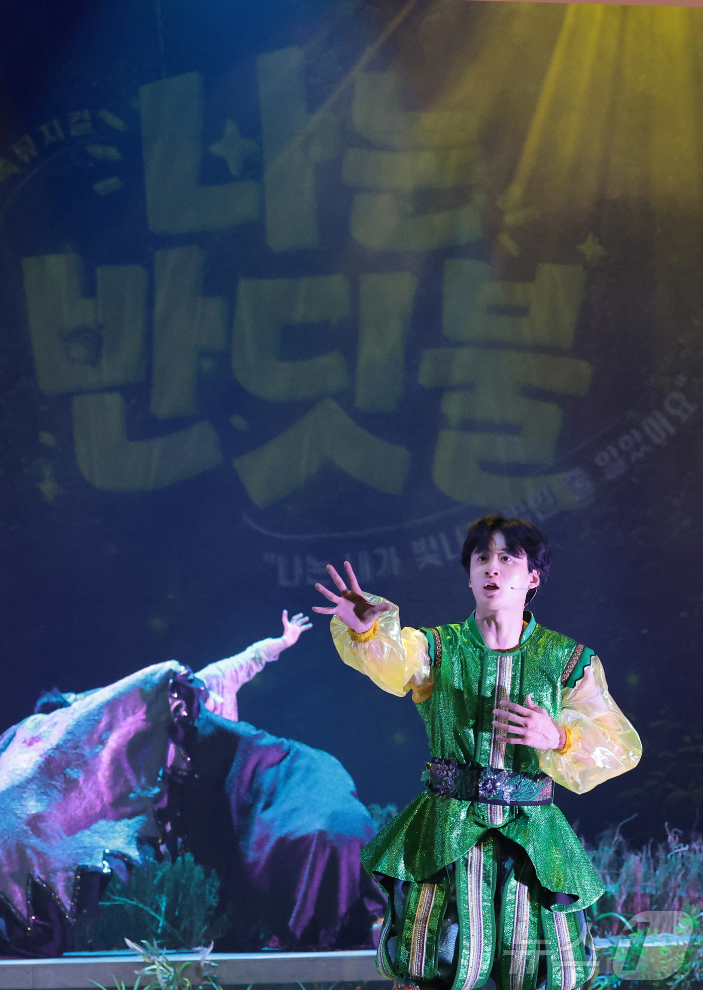 (서울=뉴스1) 권현진 기자 = 배우 이정훈이 10일 오후 서울 강남구 예림당 아트홀에서 열린 어린이 가족 뮤지컬 '나는 반딧불'에서 열연을 펼치고 있다.'나는 반딧불'은 아빠를 …