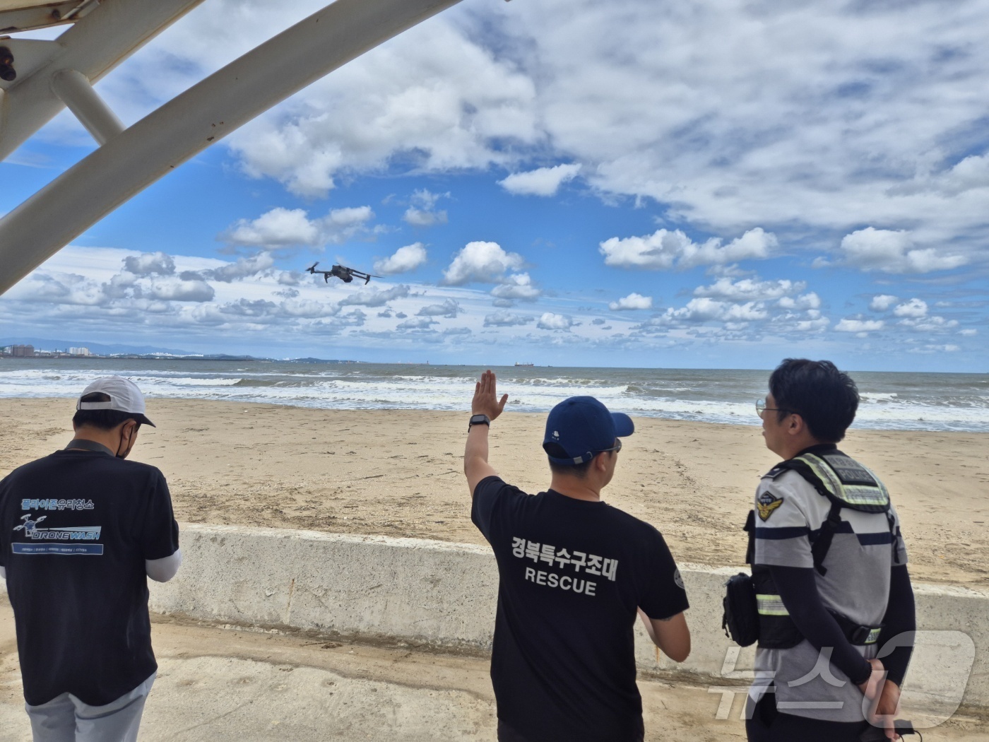 (부산=뉴스1) 홍윤 기자 = 지난 9일 경북 포항 도구해수욕장에서 지난 2일 부산 앞바다에서 침몰한 예인선 티엔에스캐처호에 탑승했던 실종선원이 추가 발견됐다. 10일 해경이 민간 …