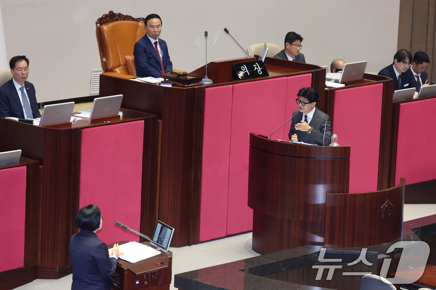 (서울=뉴스1) 신웅수 기자 = 한동훈 무소속 의원이 10일 서울 여의도 국회에서 열린 제439회국회(정기회) 제6차 본회의 대정부 질문에서 외교·통일·안보에 관한 질문을 하고 있 …