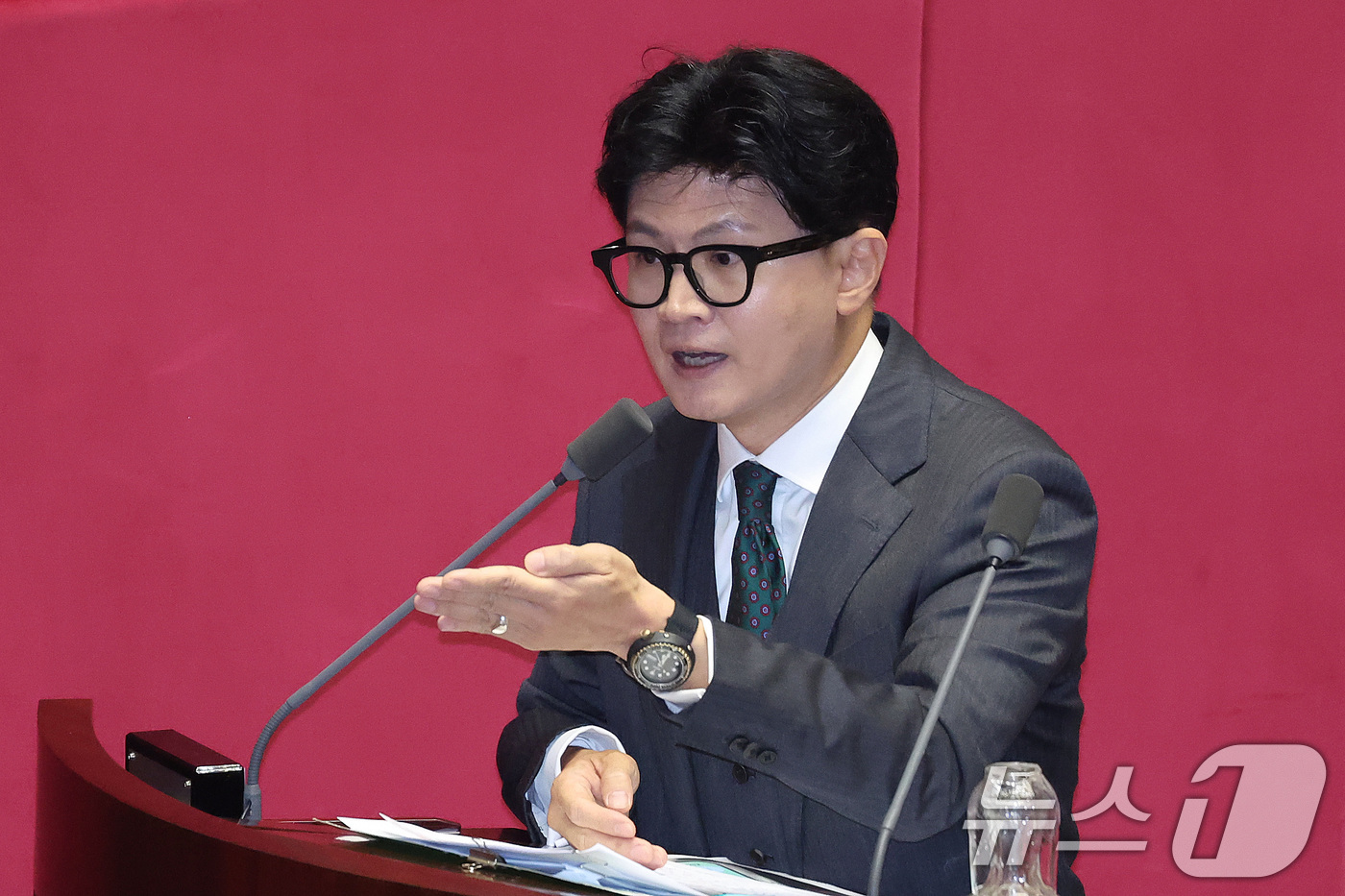 (서울=뉴스1) 신웅수 기자 = 한동훈 무소속 의원이 10일 서울 여의도 국회에서 열린 제439회 국회(정기회) 제6차 본회의에서 외교·통일·안보 분야 대정부질문을 하고 있다. 2 …