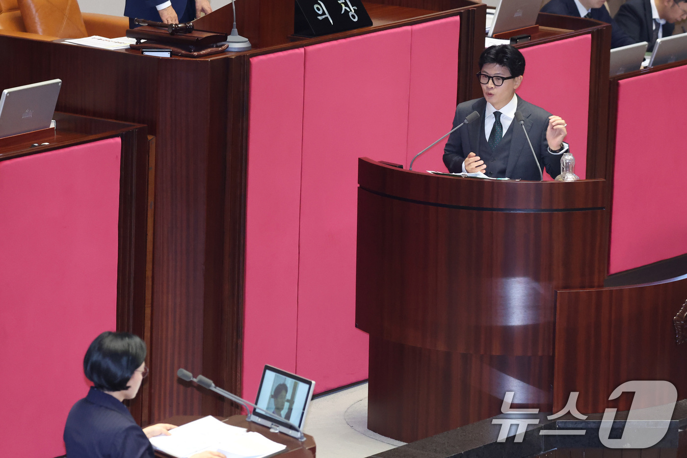 (서울=뉴스1) 신웅수 기자 = 한동훈 무소속 의원이 10일 서울 여의도 국회에서 열린 제439회국회(정기회) 제6차 본회의 대정부 질문에서 외교·통일·안보에 관한 질문을 하고 있 …