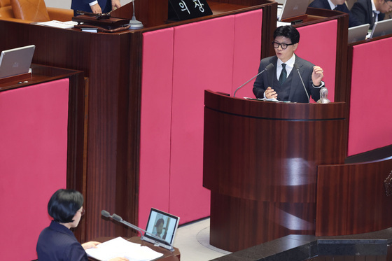 한성숙 총리에게 대정부질문하는 한동훈