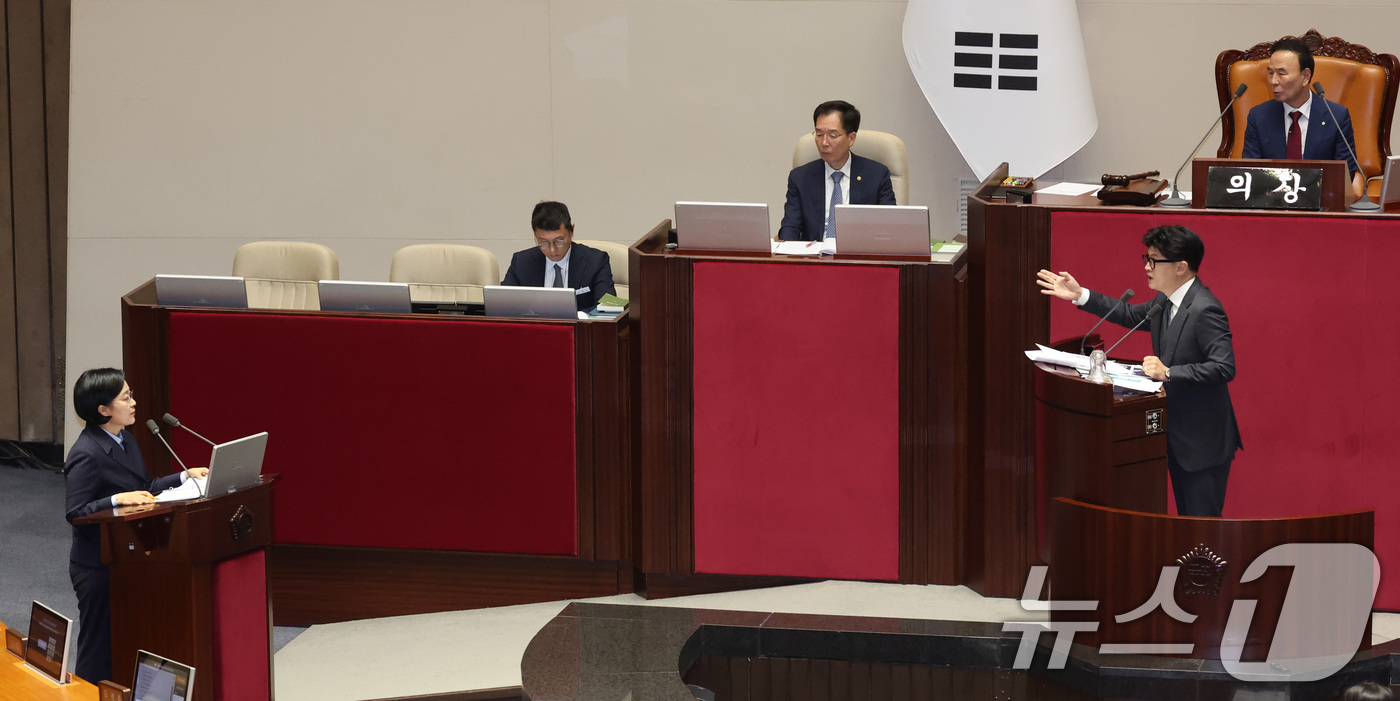 (서울=뉴스1) 신웅수 기자 = 한동훈 무소속 의원이 10일 서울 여의도 국회에서 열린 제439회국회(정기회) 제6차 본회의 대정부 질문에서 외교·통일·안보에 관한 질문을 하고 있 …