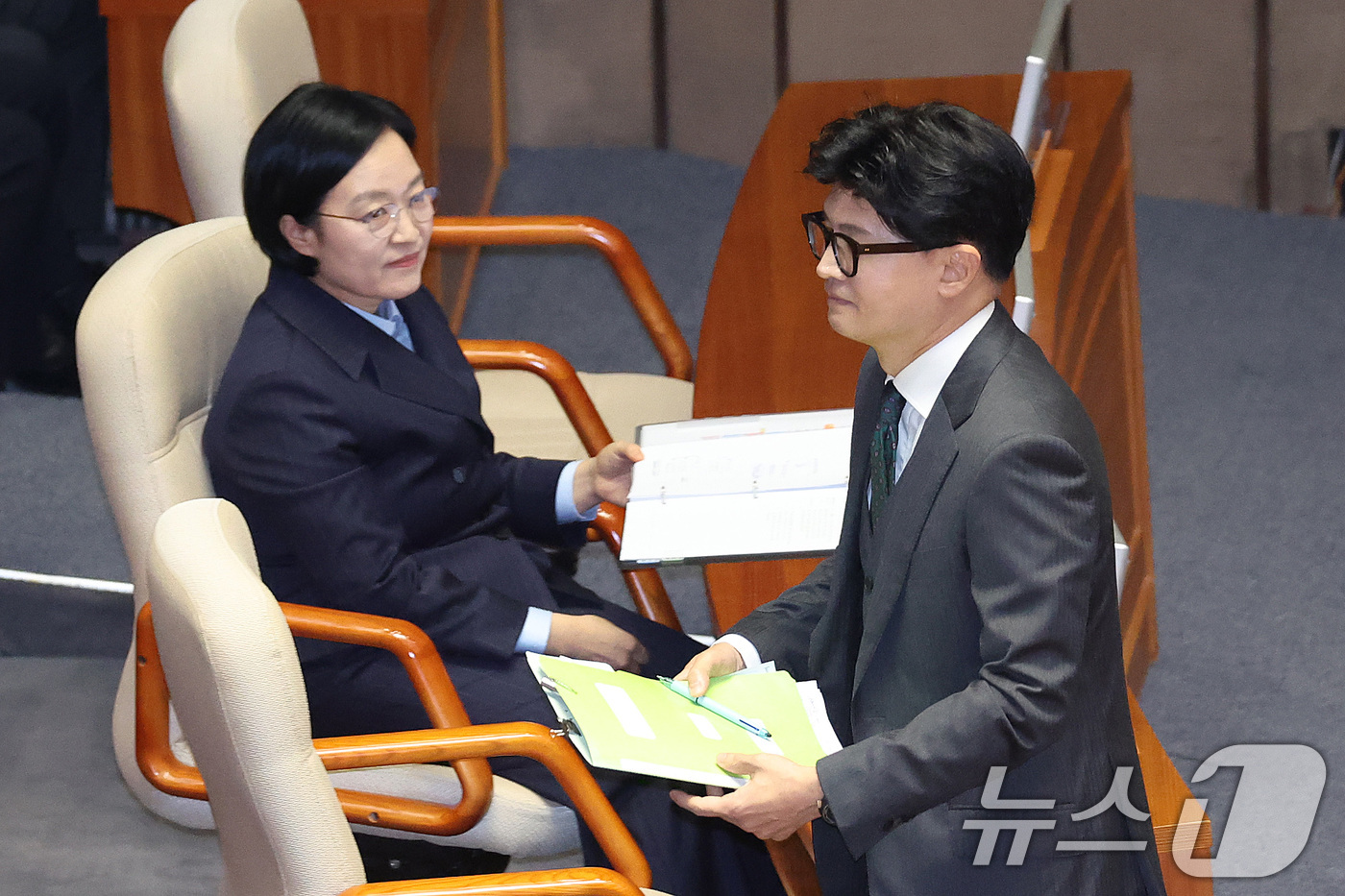 (서울=뉴스1) 신웅수 기자 = 한동훈 무소속 의원이 10일 서울 여의도 국회에서 열린 제439회국회(정기회) 제6차 본회의 대정부 질문에서 외교·통일·안보에 관한 질문을 마친 후 …