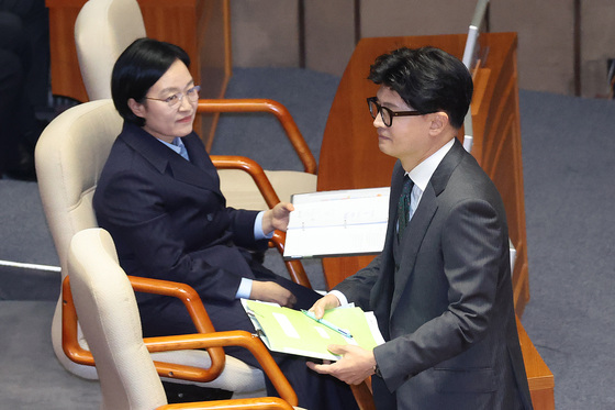 한동훈 "총리실 직원, 기자인 척 질문 공격"…한성숙 "모르는 사안"