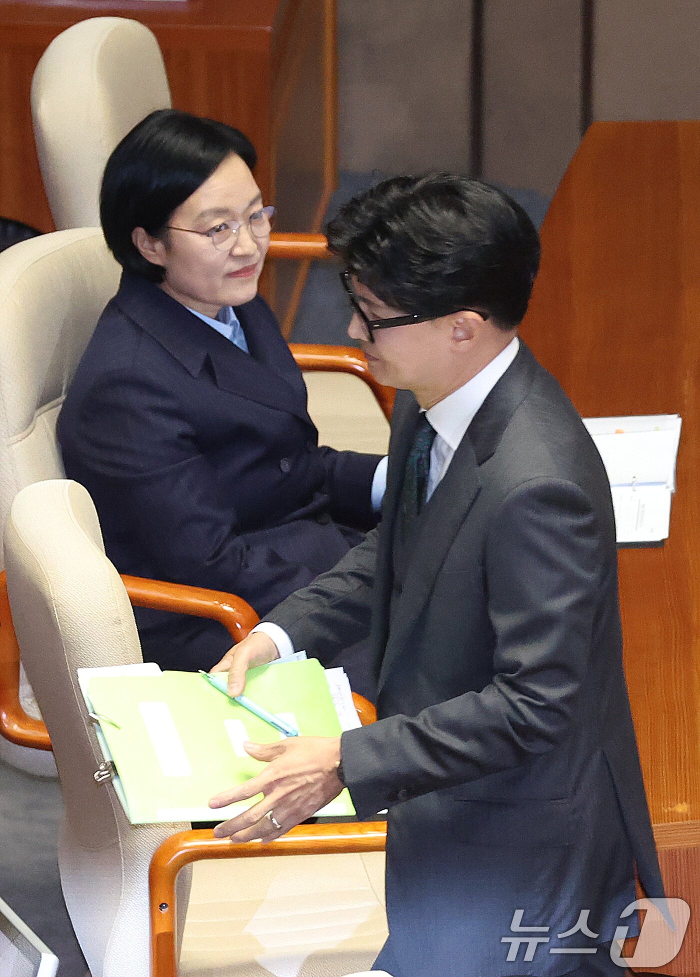 본문 이미지 - 한동훈 무소속 의원이 10일 서울 여의도 국회에서 열린 제439회국회(정기회) 제6차 본회의 대정부 질문에서 외교·통일·안보에 관한 질문을 마친 후 본회의장을 나서고 있다. 2026.9.10 ⓒ 뉴스1 신웅수 기자