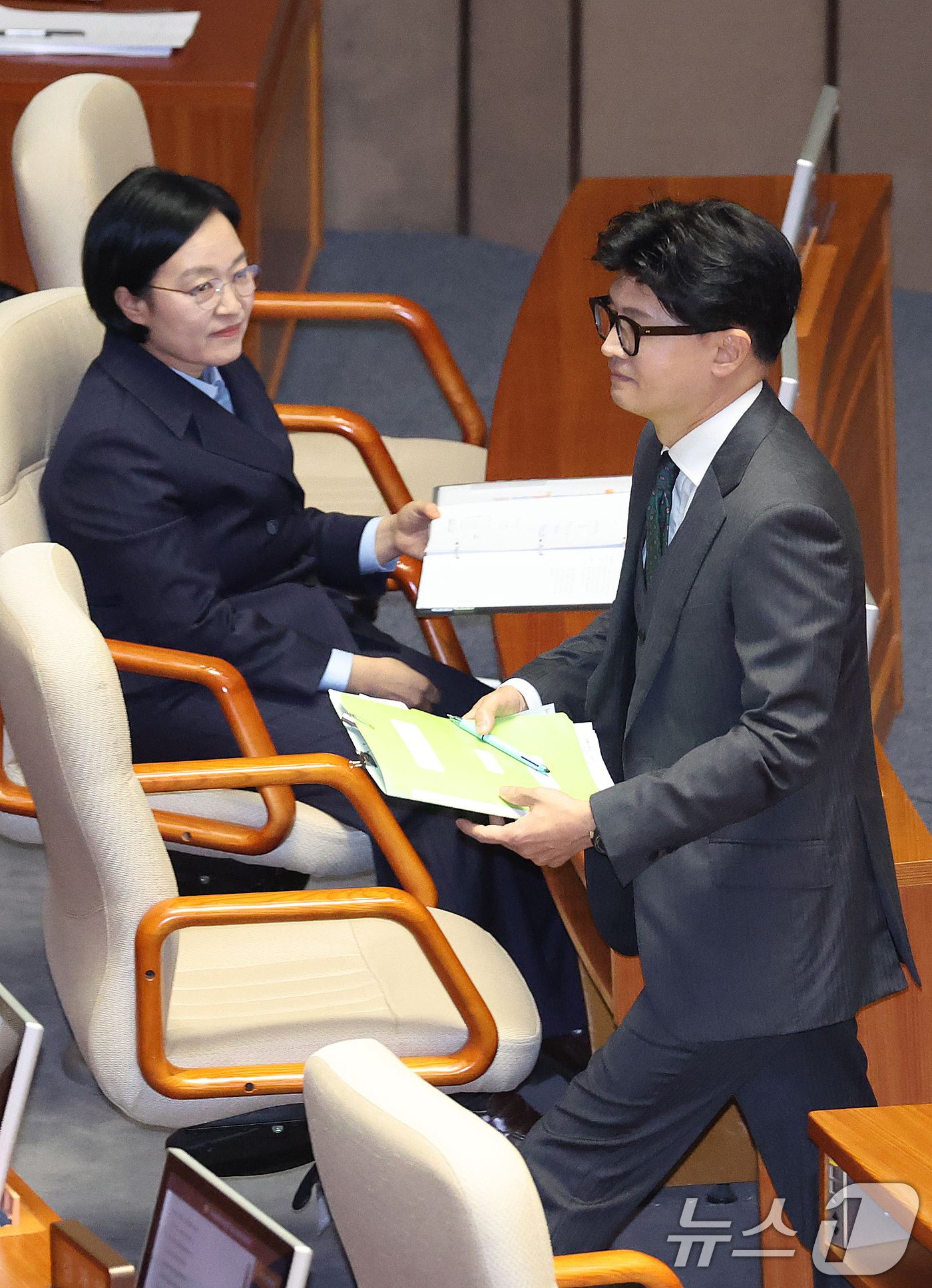 (서울=뉴스1) 신웅수 기자 = 한동훈 무소속 의원이 10일 서울 여의도 국회에서 열린 제439회국회(정기회) 제6차 본회의 대정부 질문에서 외교·통일·안보에 관한 질문을 마친 후 …