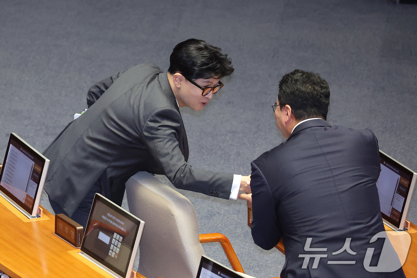 (서울=뉴스1) 신웅수 기자 = 한동훈 무소속 의원이 10일 서울 여의도 국회에서 열린 제439회국회(정기회) 제6차 본회의 대정부 질문에서 천하람 천하람 개혁신당 당대표 권한대행 …