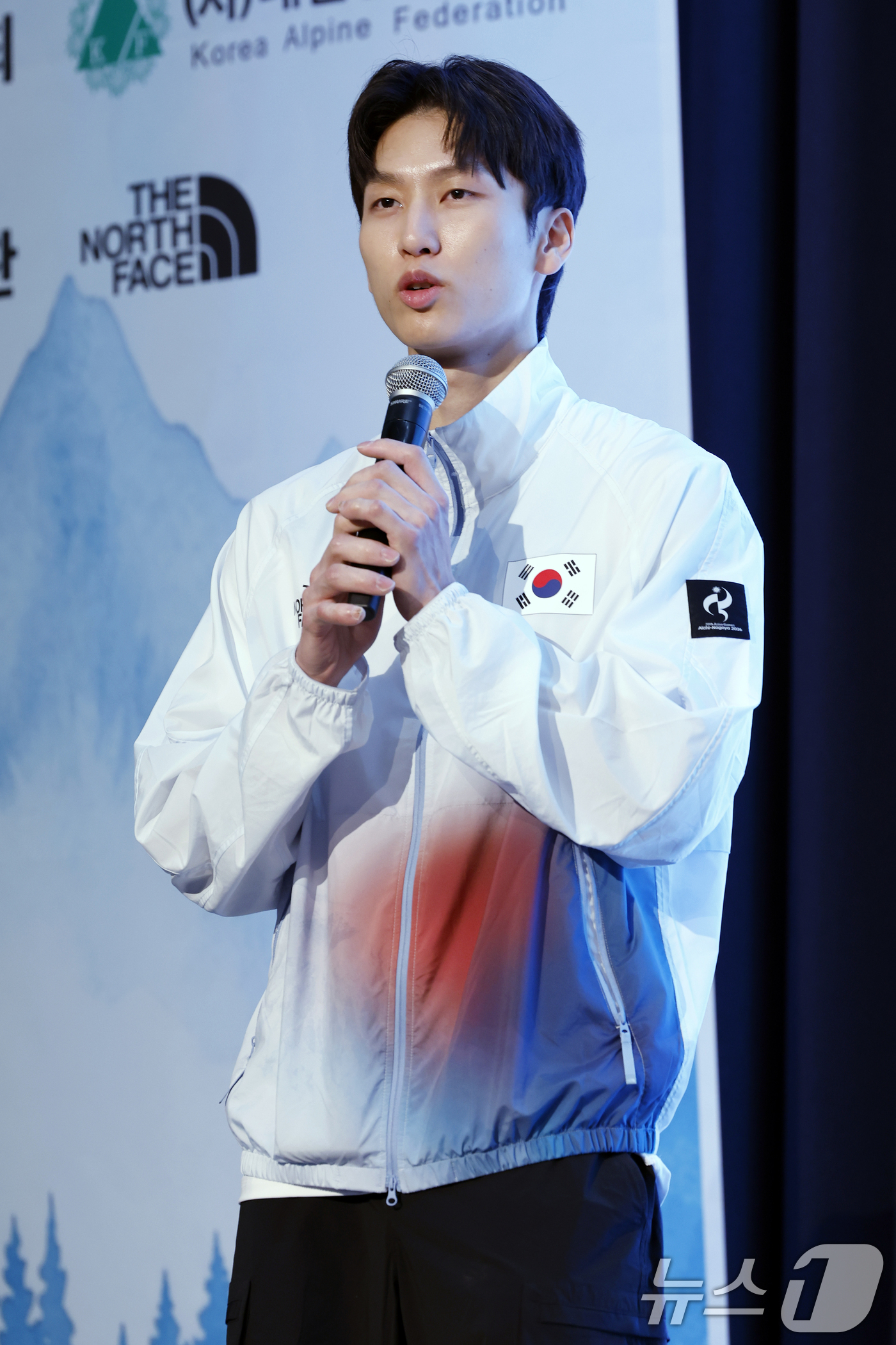 (서울=뉴스1) 박정호 기자 = 10일 오후 서울시 송파구 올림픽로 올림픽파크텔 올림피아홀에서 열린 제20회 아이치-나고야 아시안게임 스포츠클라이밍 국가대표 선수단 출정식에서 국가 …