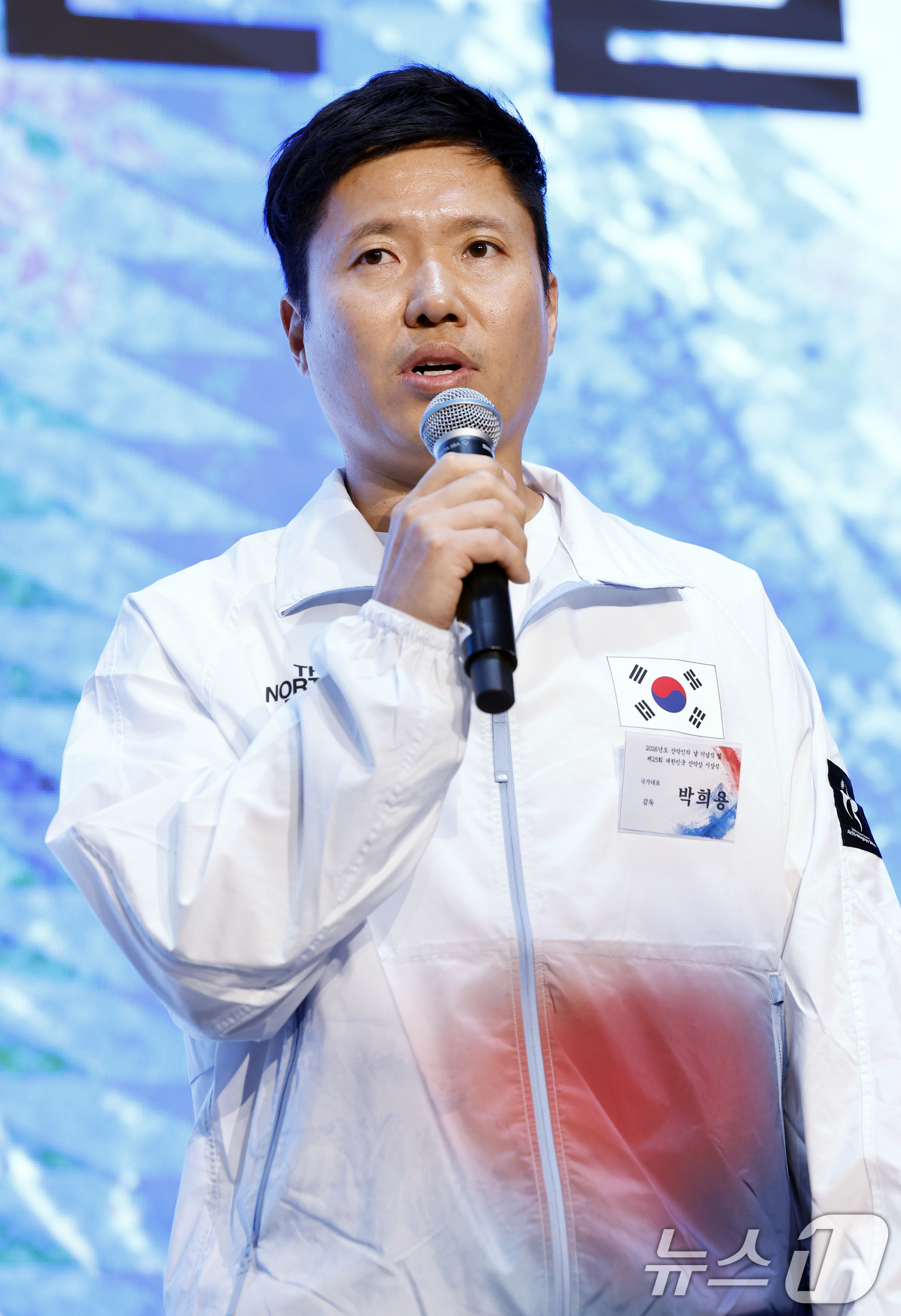 (서울=뉴스1) 박정호 기자 = 박희용 스포츠클라이밍 국가대표팀 감독이 10일 오후 서울시 송파구 올림픽로 올림픽파크텔 올림피아홀에서 열린 제20회 아이치-나고야 아시안게임 스포츠 …