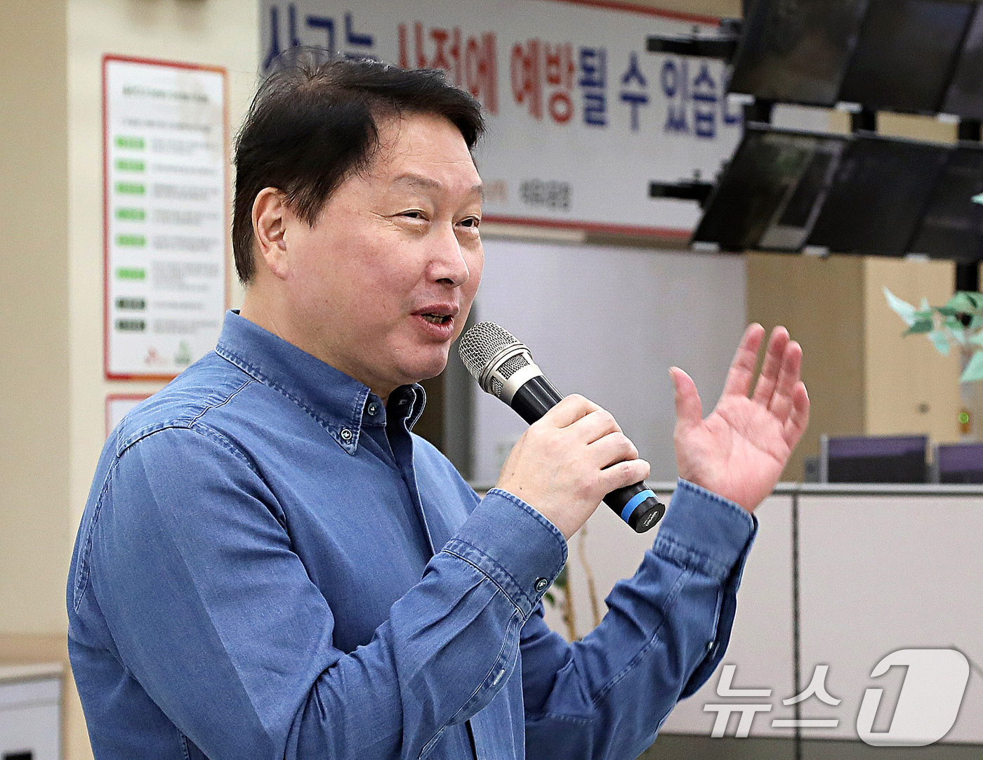 (서울=뉴스1) 박지혜 기자 = 최태원 SK그룹 회장이 10일 울산 남구 SK이노베이션 울산CLX에서 현장경영(MBWA)을 진행하며 직원들을 격려하고 있다. (SK그룹 제공. 재판 …