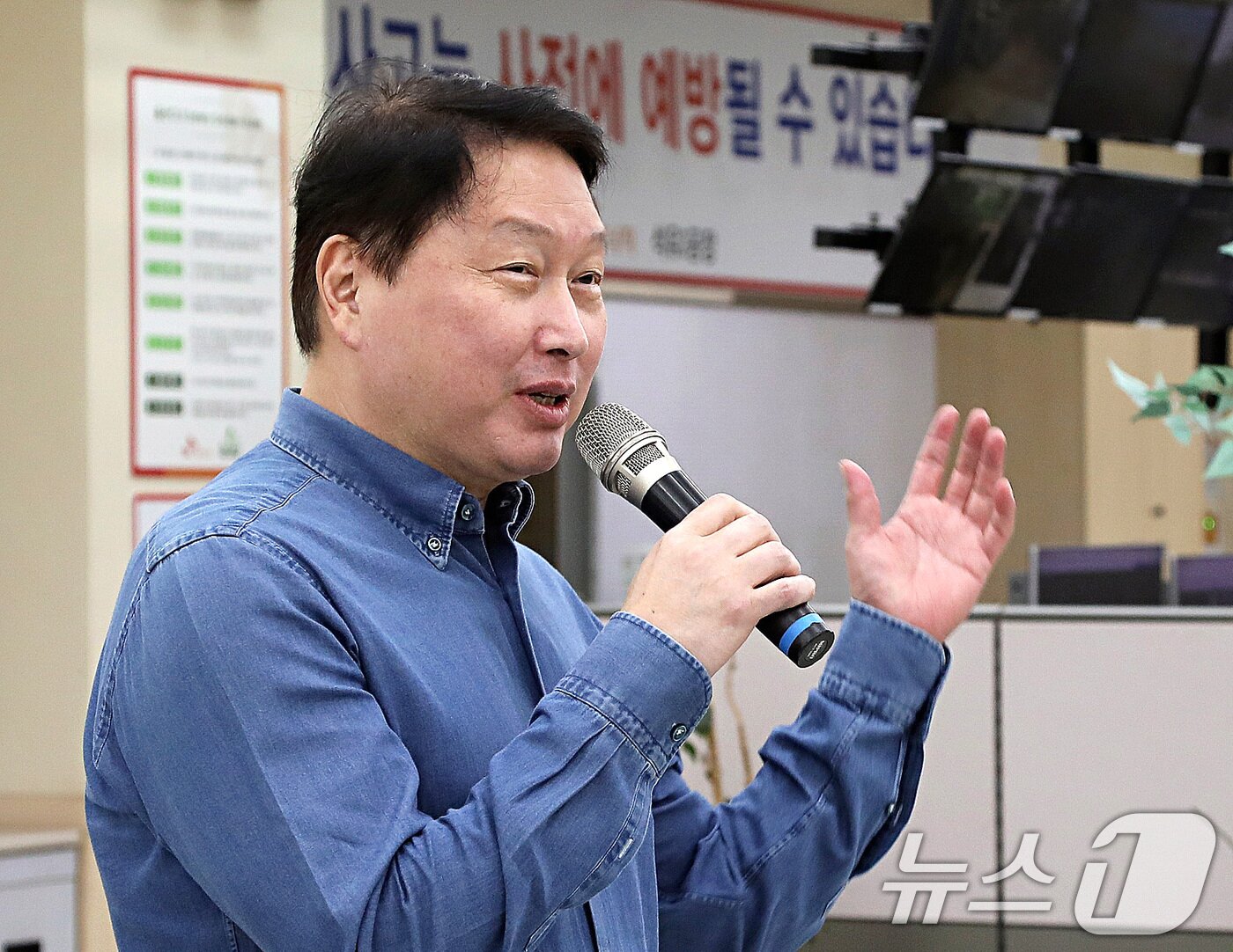 본문 이미지 - 최태원 SK그룹 회장이 10일 울산 남구 SK이노베이션 울산CLX에서 현장경영(MBWA)을 진행하며 직원들을 격려하고 있다. (SK그룹 제공. 재판매 및 DB 금지) 2026.9.10 ⓒ 뉴스1 박지혜 기자