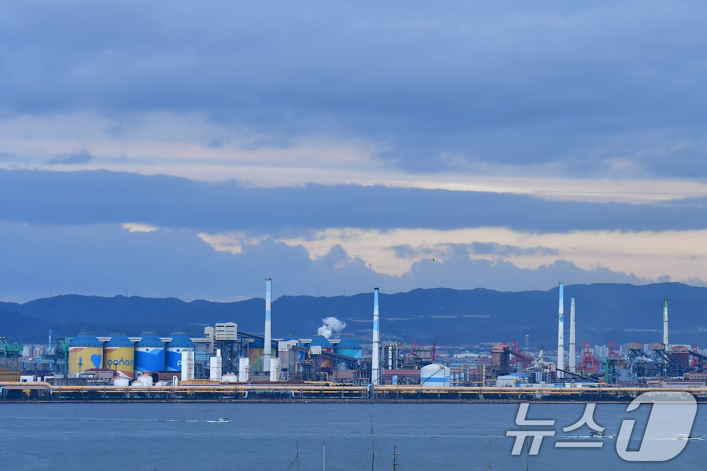 (포항=뉴스1) 최창호 기자 = 한국노총 금속노련 포스코노동조합이 48시간 부분 파업을 종료한 11일 오전 경북 포항시 남구 포스코 포항제철소에서 조업이 정상적으로 이뤄지고 있다. …