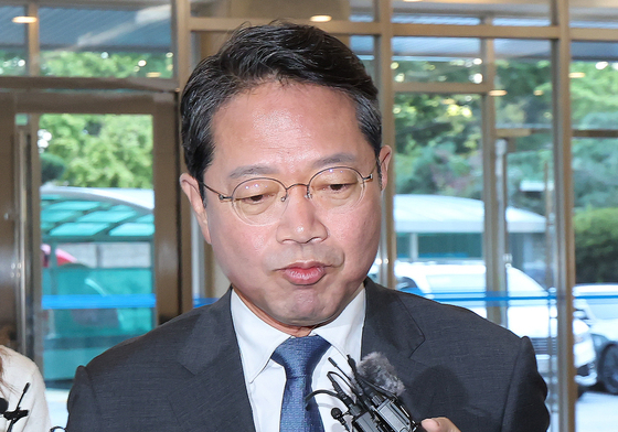 굳은 표정으로 청문회 준비 사무실 향하는 김승원 후보자
