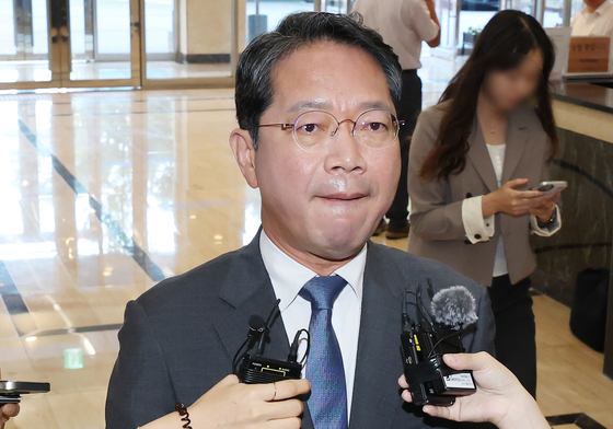 입술 다무는 김승원 법무부 장관 후보자