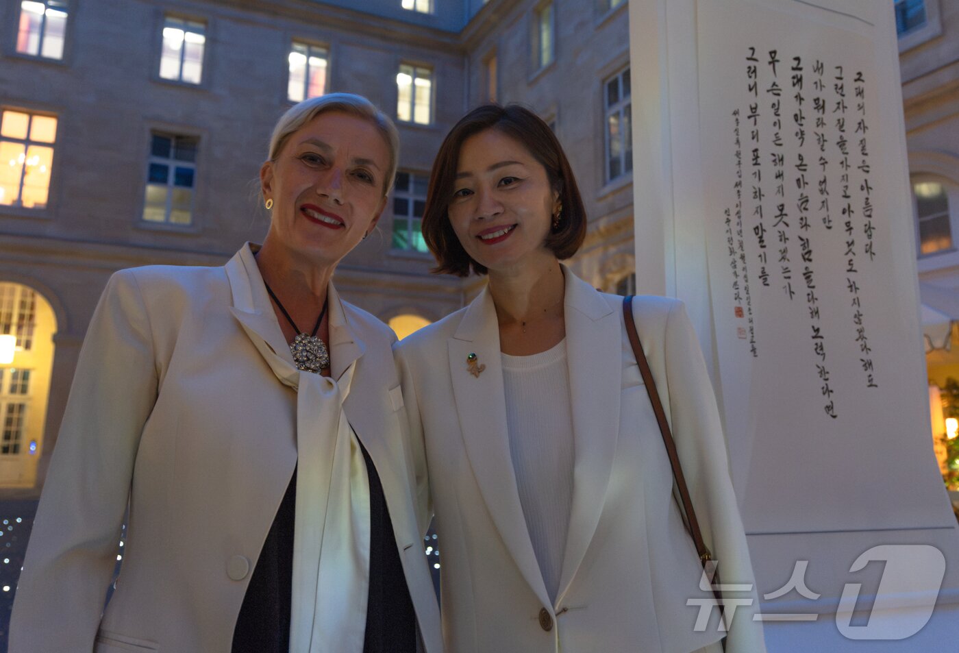 본문 이미지 - '한지마니아'(Hanjimania) 공동기획자인 카트린 뤼로(Catherine Lurault)와 안강은이 10일(현지시간) 프랑스 파리 오텔 드 라 마린(H&ocirc;tel de la Marine)에서 열린 전시 개막행사에서 기념촬영을 하고 있다.  026.9.11 ⓒ 뉴스1 이준성 특파원