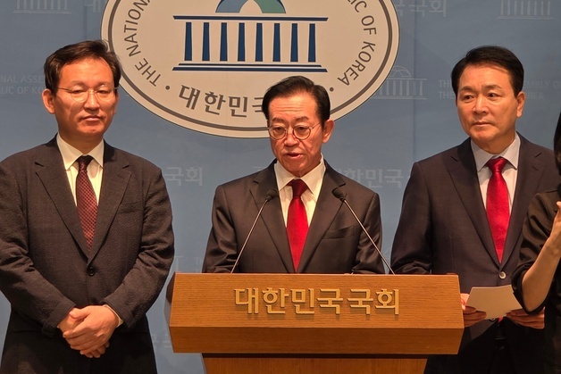 군용기 추가 배치에 항공 물류 거점 물거품…충주 시민 '부글'