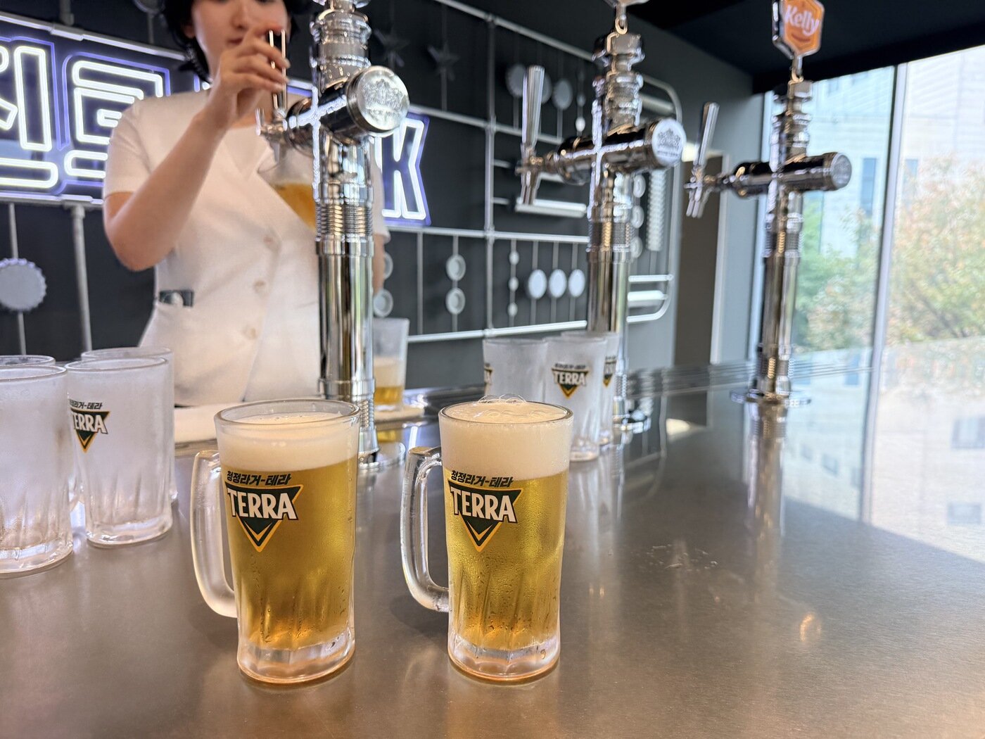 본문 이미지 - 견학관 내 시음장에서는 갓 만든 신선한 생맥주를 마실 수 있다. ⓒ 뉴스1 황두현 기자