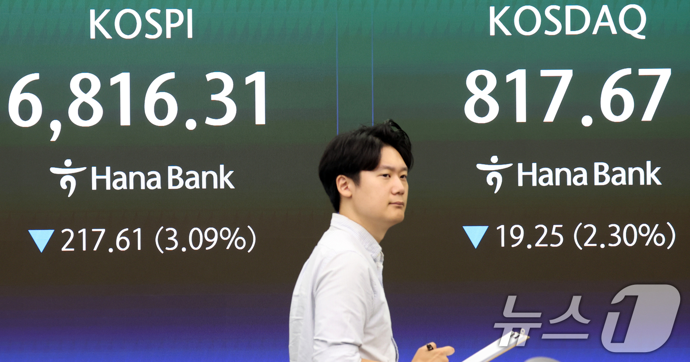 (서울=뉴스1) 김명섭 기자 = 11일 오전 서울 중구 하나은행 딜링룸 전광판에 코스피 지수가 표시되고 있다. 이날 코스피 지수는 전 거래일 대비  231.42p(3.29%) 내린 …