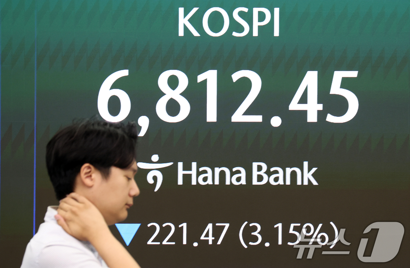 (서울=뉴스1) 김명섭 기자 = 11일 오전 서울 중구 하나은행 딜링룸 전광판에 코스피 지수가 표시되고 있다. 이날 코스피 지수는 전 거래일 대비  231.42p(3.29%) 내린 …