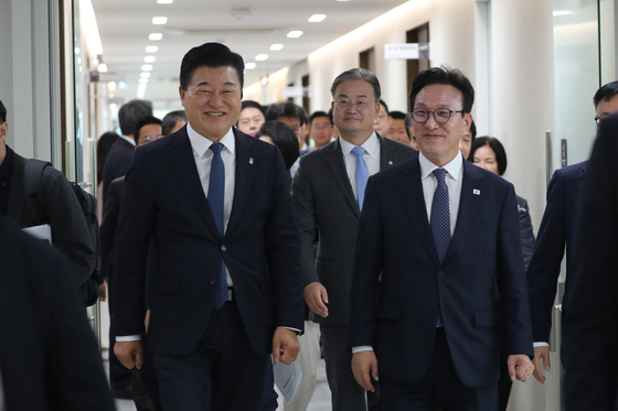 이동하는 김민석 대표와 신용한 지사