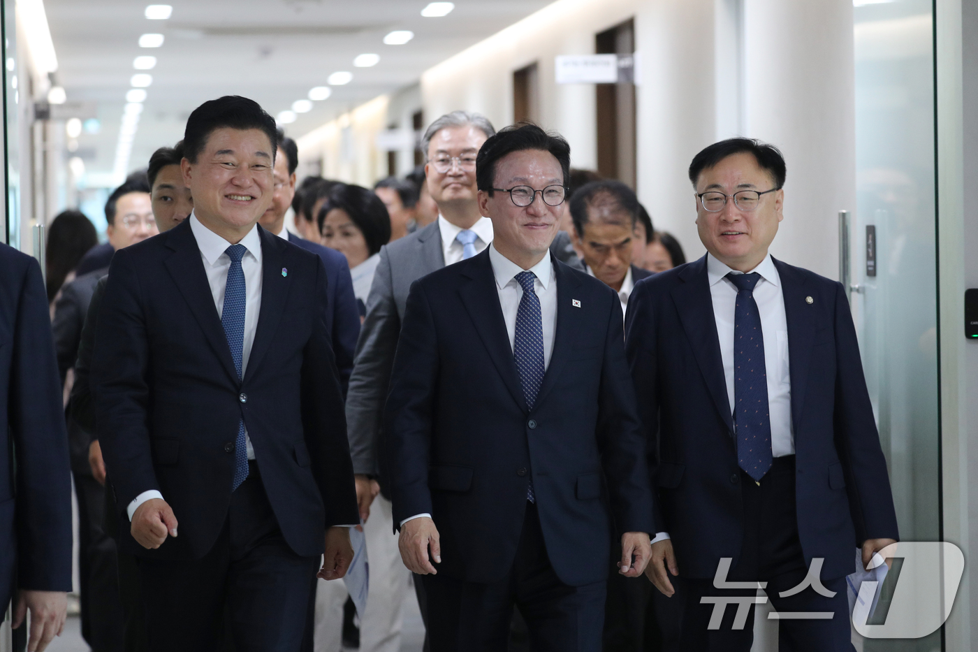 (청주=뉴스1) 김용빈 기자 = 김민석 더불어민주당 대표(가운데)와 신용한 충북지사(왼쪽), 이광희 국회의원이 11일 충북도청에서 최고위원회의 장소로 이동하고 있다. 2026.9. …