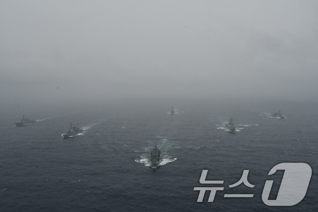 (서울=뉴스1) = 한미일 3국 함정들이 지난 10일 제주 동·남방 공해상에서 북한의 핵·미사일 위협에 대한 억제 및 대응능력을 향상하고, 지역의 평화와 안정을 수호하기 위해 '2 …