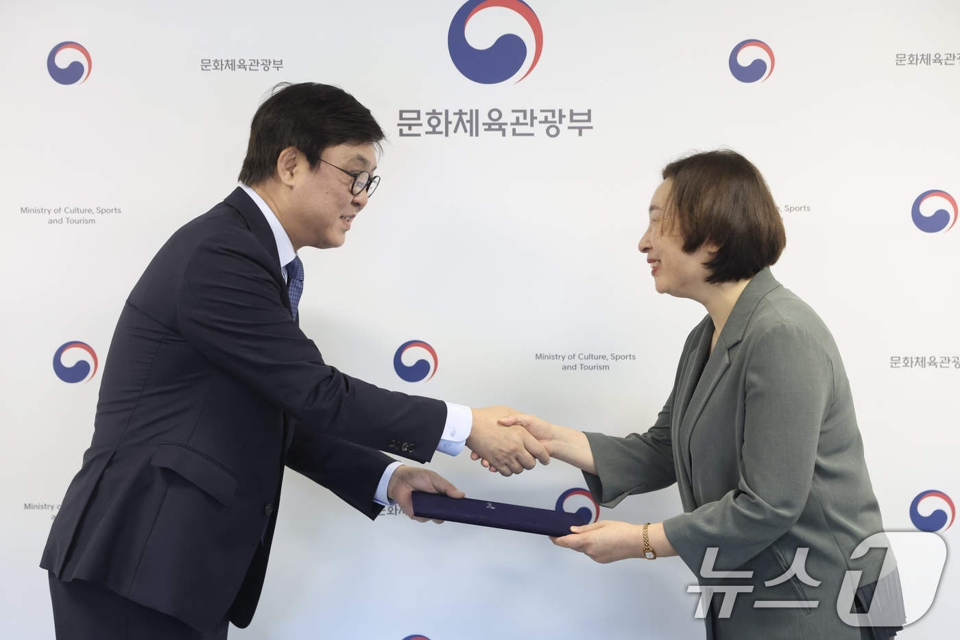 (서울=뉴스1) = 최휘영 문화체육관광부 장관이 11일 서울 종로구 국립현대미술관 서울관에서 신임 어연선 국립어린이청소년극단 단장 겸 예술감독에게 임명장을 수여하고 있다. (문화체 …