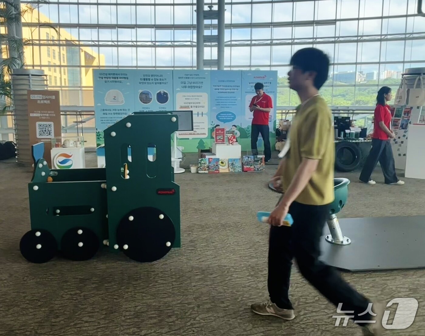 본문 이미지 - 11일 '2026 제주국제환경포럼'이 열린 제주국제컨벤션센터에서 순환경제 활동을 소개하는 GS건설 및 콤판 부스가 운영되고 있다.2026.9.11/뉴스1