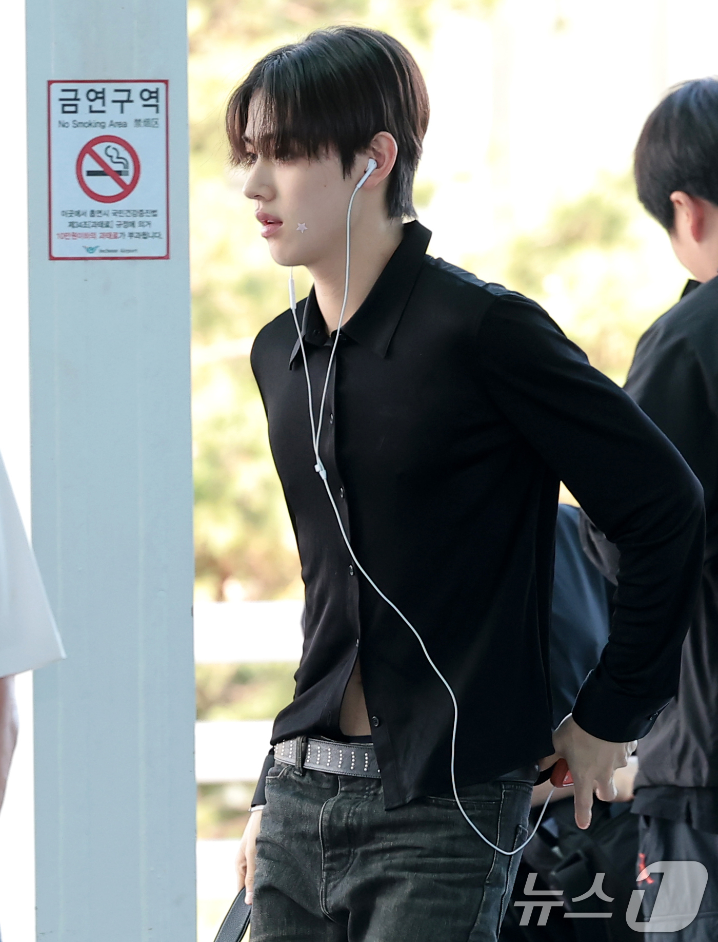 (인천공항=뉴스1) 권현진 기자 = 코르티스 성현이 해외 일정을 위해 11일 인천공항을 통해 스페인 바르셀로나로 출국하고 있다. 얼굴에 별 스티커가 눈길을 끈다. 2026.9.11 …
