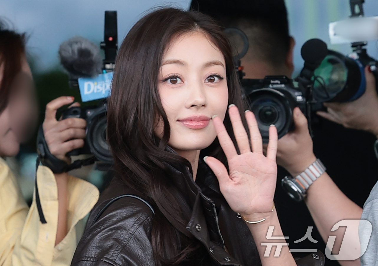 (인천공항=뉴스1) 권현진 기자 = 트와이스 지효가 해외 일정을 위해 11일 인천공항을 통해 대만으로 출국하기 전 인사를 하고 있다. 2026.9.11/뉴스1