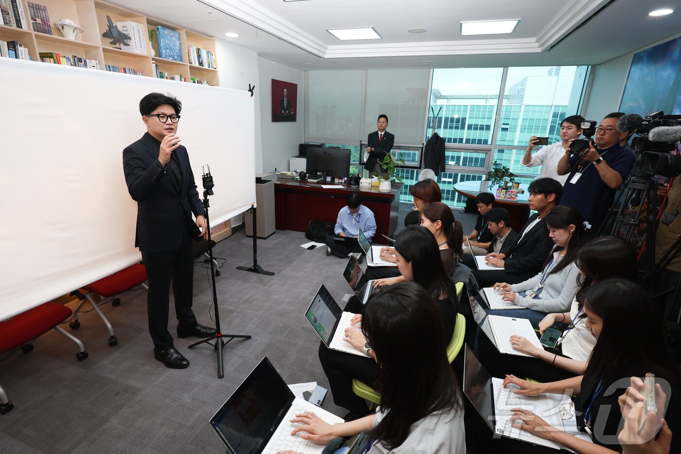 본문 이미지 - 한동훈 무소속 의원이 11일 오전 서울 여의도 국회 의원회관에서 열린 김승원 법무부 장관 후보의 '신약 임상시험 청탁' 의혹과 관련한 제넨셀·세종메디칼 주가조작 피해자들 기자회견에 참석해 발언하고 있다. (공동취재) 2026.9.11 ⓒ 뉴스1 황기선 기자
