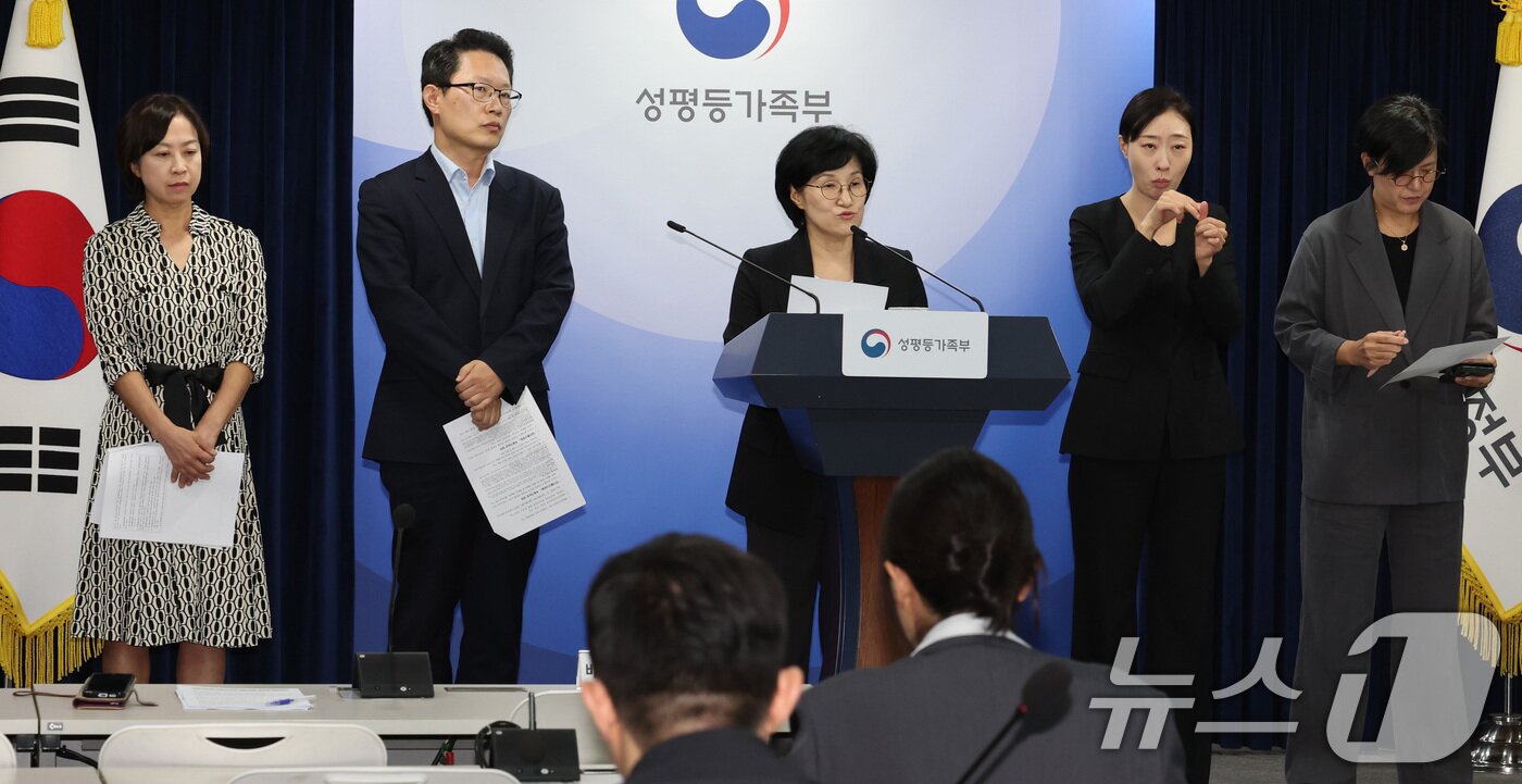 본문 이미지 - 원민경 성평등가족부장관이 11일 서울 종로구 정부서울청사에서 구글 디지털 성범죄 피해 정보 유출 관련 브리핑을 하고 있다. 원 장관은 이번 사안의 위법 사항이 확인될 경우 구글은 그에 상응하는 법적 책임을 져야 할 것 이라고 말했다. 2026.9.11 ⓒ 뉴스1 이종덕 기자
