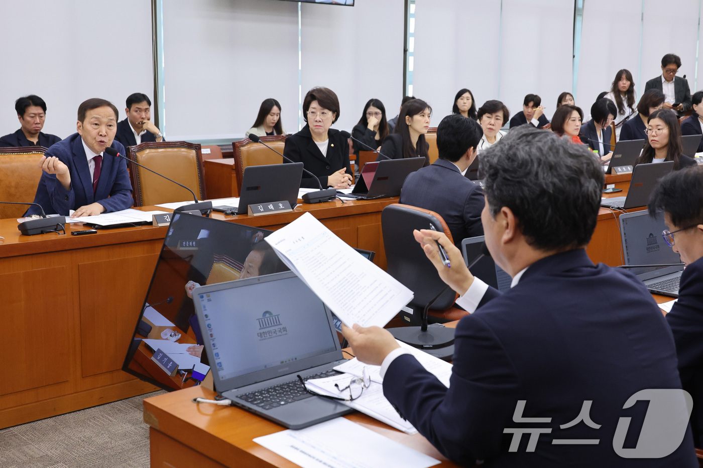 (서울=뉴스1) 신웅수 기자 = 서영석 더불어민주당 간사와 김기웅 국민의힘 의원이 11일 서울 여의도 국회에서 열린 보건복지위원회 전체회의에서 언쟁을 벌이고 있다. 2026.9.1 …