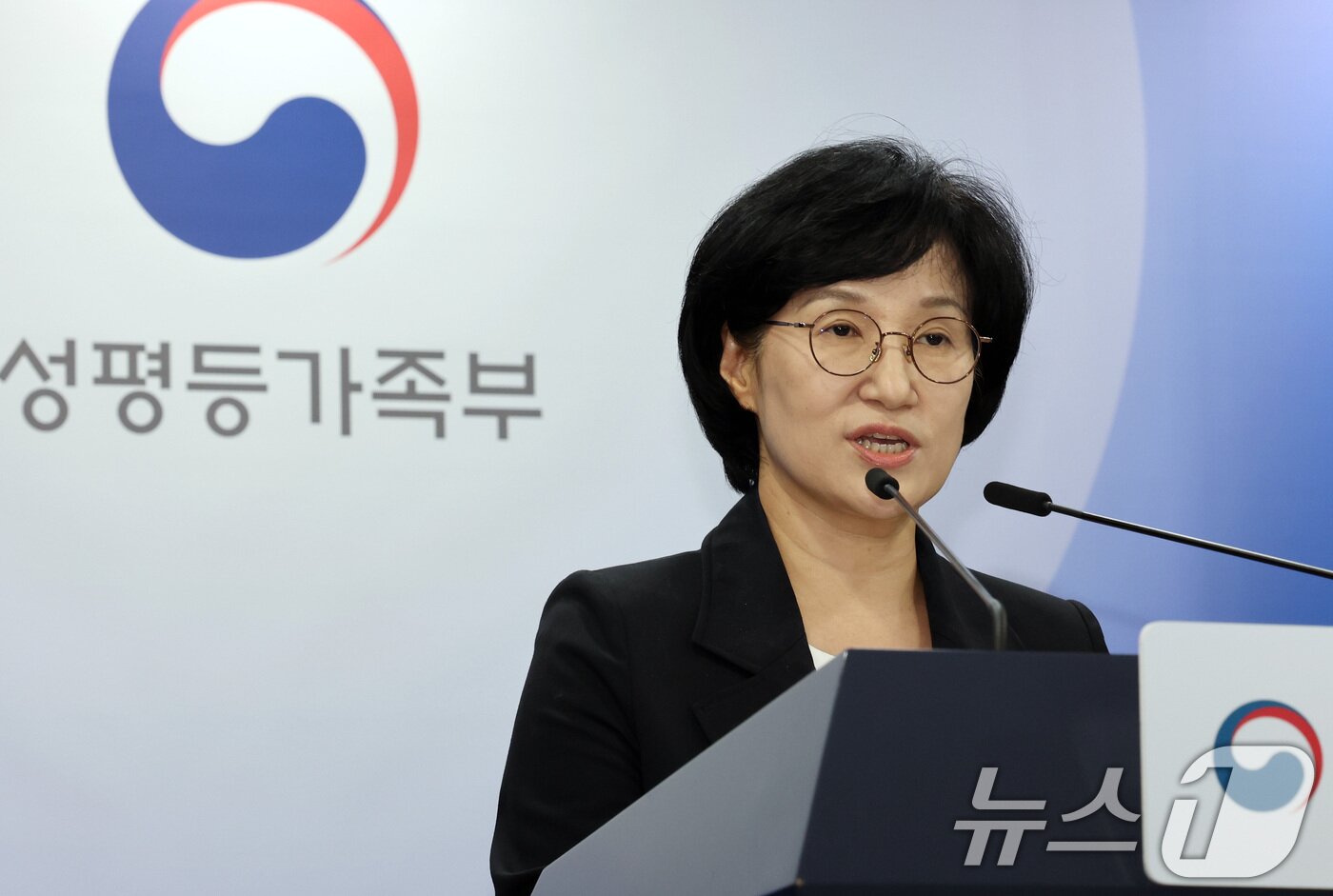 본문 이미지 - 원민경 성평등가족부장관이 11일 서울 종로구 정부서울청사에서 구글 디지털 성범죄 피해 정보 유출 관련 브리핑을 하고 있다. 원 장관은 이번 사안의 위법 사항이 확인될 경우 구글은 그에 상응하는 법적 책임을 져야 할 것 이라고 말했다. 2026.9.11 ⓒ 뉴스1 이종덕 기자
