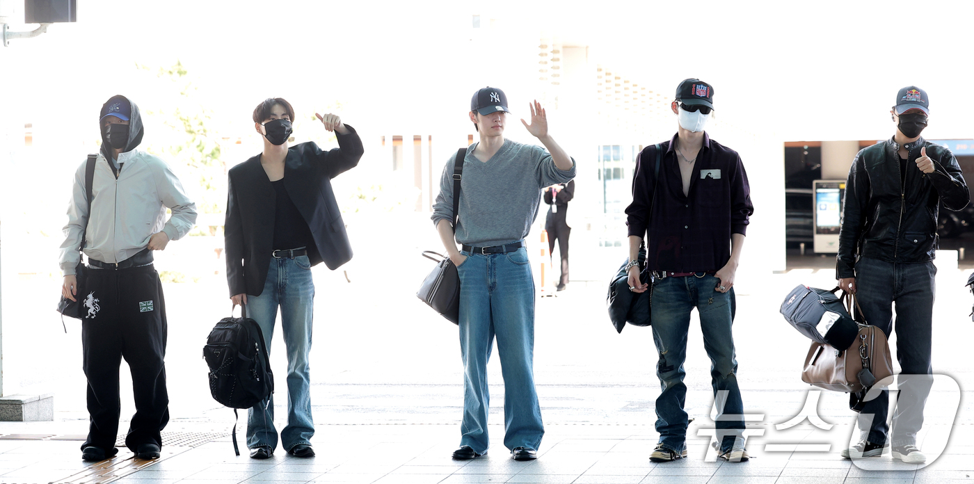 (인천공항=뉴스1) 권현진 기자 = 엔하이픈 제이크(왼쪽부터)와 정원, 성훈, 니키, 제이가 해외 일정을 위해 11일 인천공항을 통해 스페인 바르셀로나로 출국하기 전 인사를 하고 …