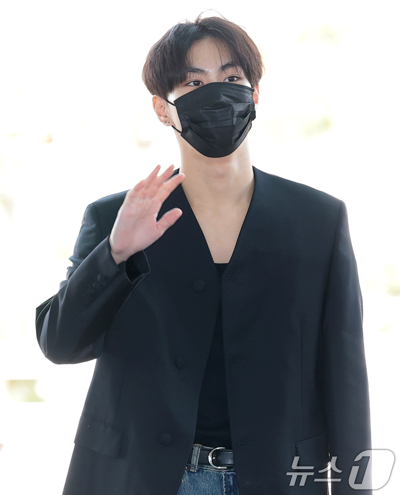 (인천공항=뉴스1) 권현진 기자 = 엔하이픈 정원이 해외 일정을 위해 11일 인천공항을 통해 스페인 바르셀로나로 출국하기 전 인사를 하고 있다. 2026.9.11/뉴스1