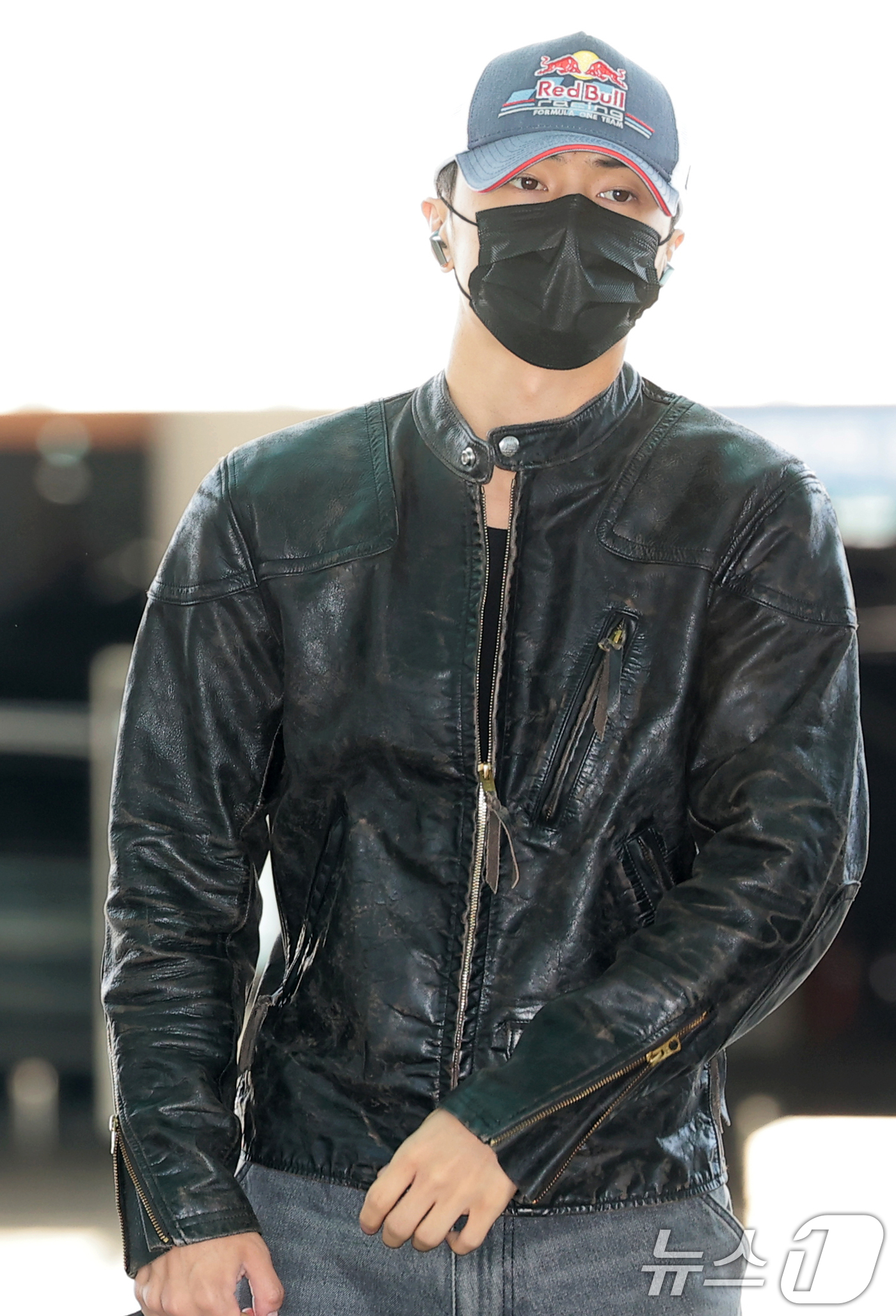 (인천공항=뉴스1) 권현진 기자 = 엔하이픈 제이가 해외 일정을 위해 11일 인천공항을 통해 스페인 바르셀로나로 출국하기 전 인사를 하고 있다. 2026.9.11/뉴스1