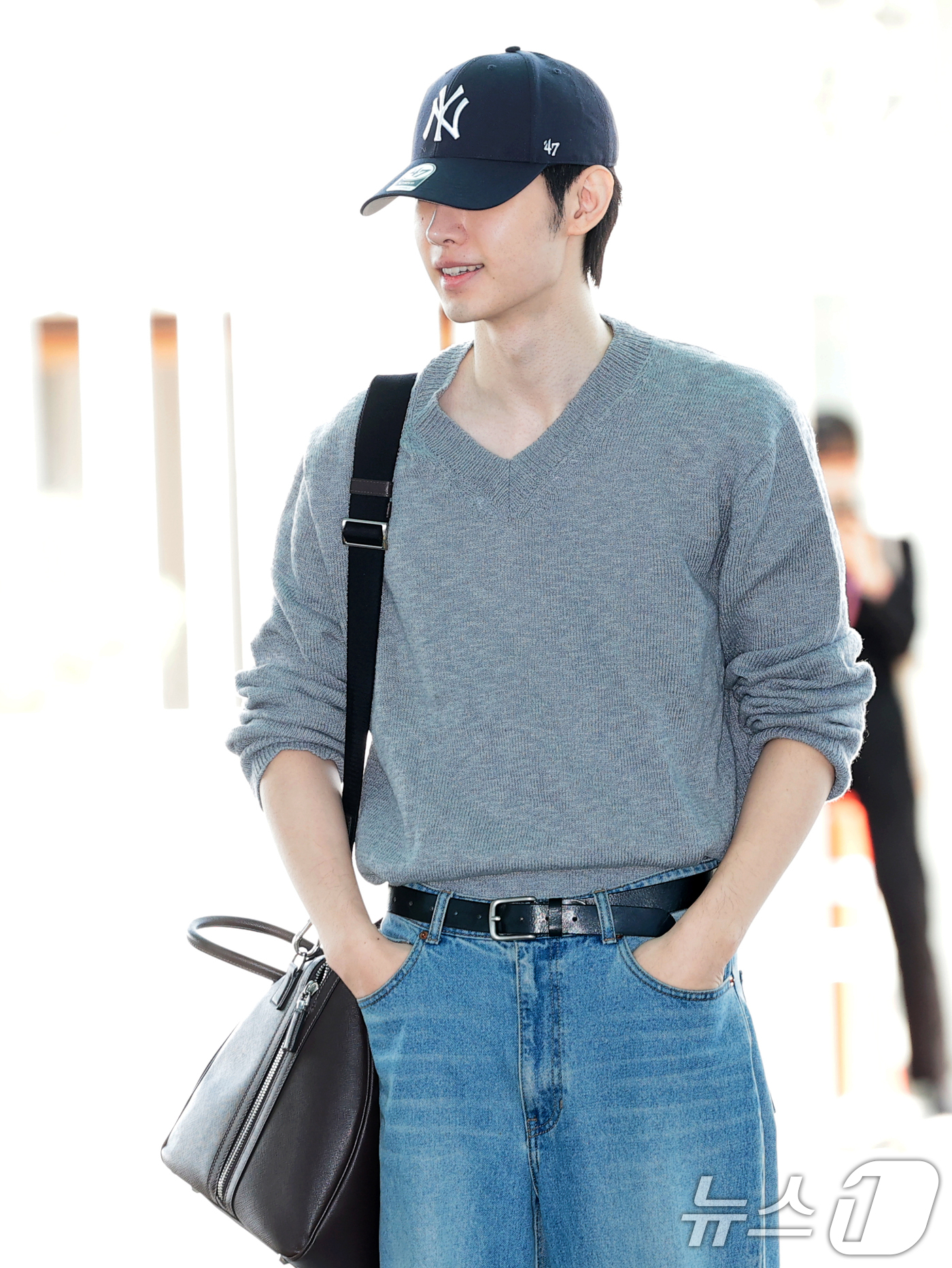 (인천공항=뉴스1) 권현진 기자 = 엔하이픈 성훈이 해외 일정을 위해 11일 인천공항을 통해 스페인 바르셀로나로 출국하기 전 인사를 하고 있다. 2026.9.11/뉴스1