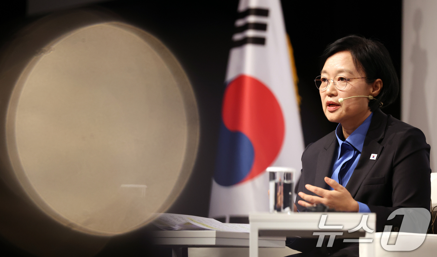 (서울=뉴스1) 김명섭 기자 = 한성숙 국무총리가 11일 서울 중구 신라호텔에서 열린 주한미국상공회의소(AMCHAM)간담회에서  제임스 김 암참(AMCHAM) 회장과 대담을 하고 …